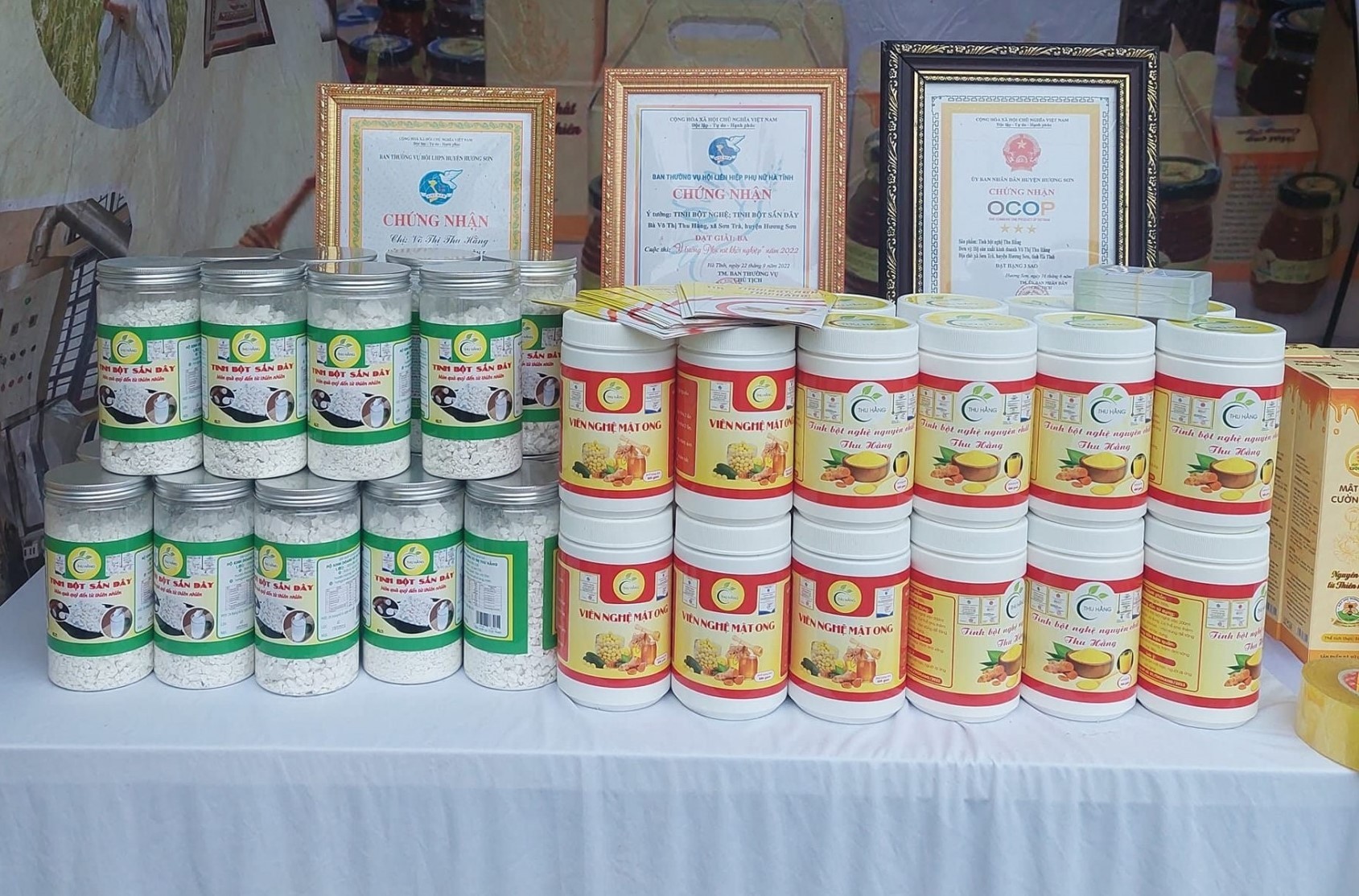 Tinh bột sắn dây, tinh bột nghệ của cơ sở Thu Hằng đều đạt chất lượng OCOP 3 sao.