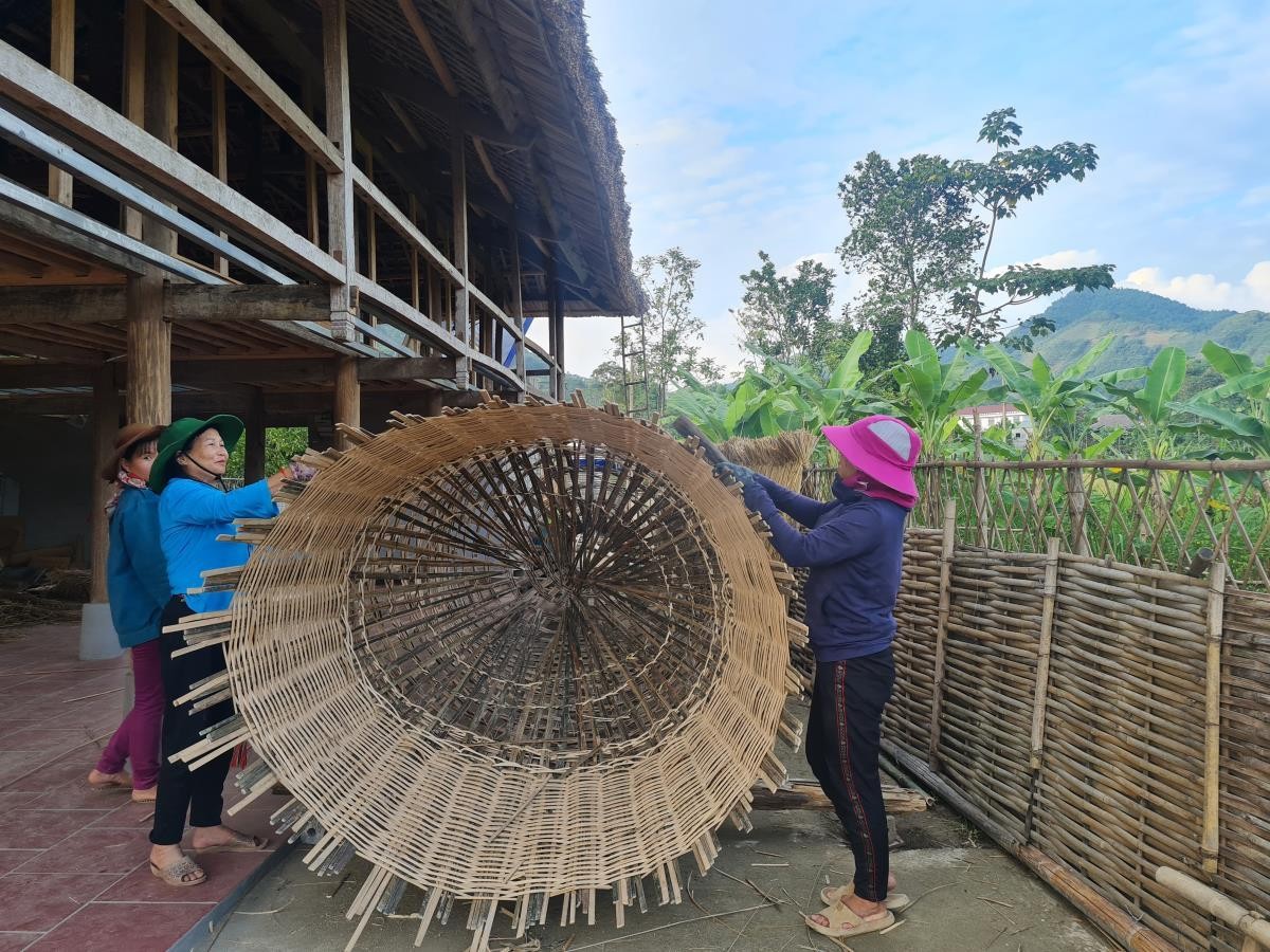 Khôi phục nghề đan lát truyền thống của người Tày gắn với phát triển du lịch. Khôi phục nghề đan lát truyền thống của người Tày gắn với phát triển du lịch.