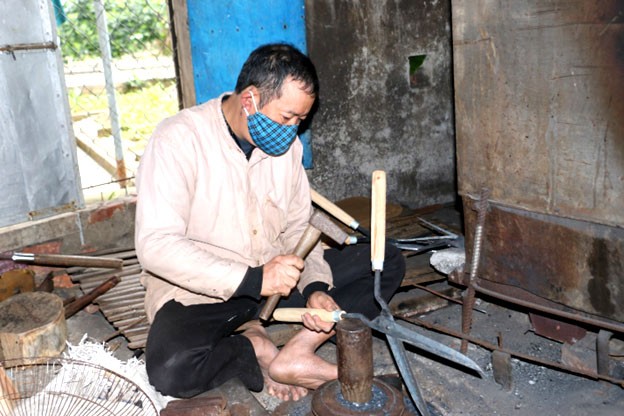Nghệ nhân Kiều Công Quận đang rèn sản phẩm kéo cắt tỉa cây cảnh. Nghệ nhân Kiều Công Quận đang rèn sản phẩm kéo cắt tỉa cây cảnh.