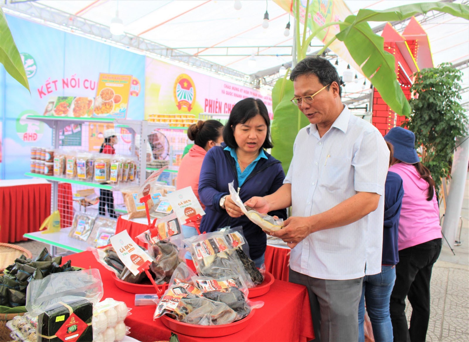 Ông Nguyễn Kim Dũng, Phó Chủ tịch Hội Nông dân thành phố Đà Nẵng tham quan gian hàng tại Hội chợ Ông Nguyễn Kim Dũng, Phó Chủ tịch Hội Nông dân thành phố Đà Nẵng tham quan gian hàng tại Hội chợ