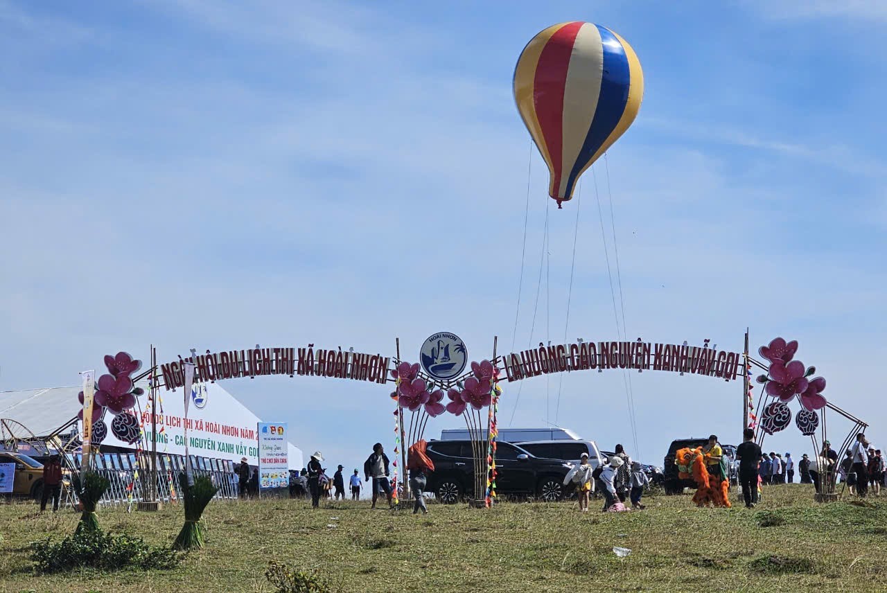 Khách du lịch đến Bình Định ước đạt hơn 200 nghìn lượt khách Khách du lịch đến Bình Định ước đạt hơn 200 nghìn lượt khách