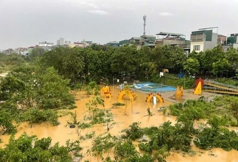 Mực nước sông Hồng chảy qua Hà Nội tăng cao thêm 10cm mỗi giờ Mực nước sông Hồng chảy qua Hà Nội tăng cao thêm 10cm mỗi giờ