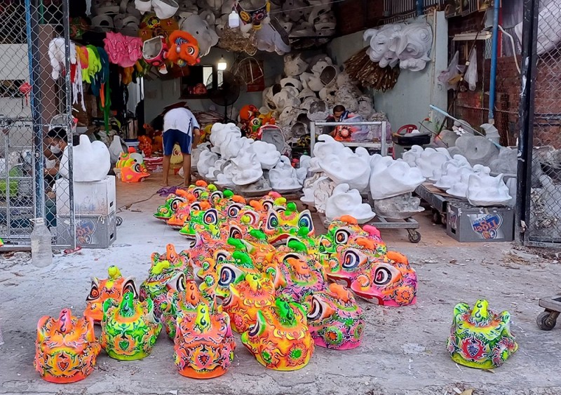 Nghề làm đầu lân ở Huế đã có từ lâu đời. Nghề làm đầu lân ở Huế đã có từ lâu đời.