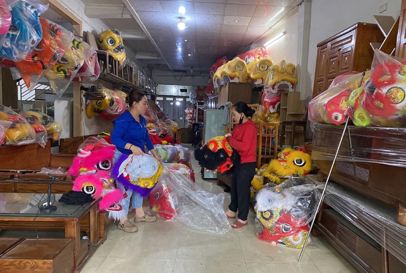 Các sản phẩm có giá từ vài trăm nghìn đến cả triệu đồng, đáp ứng nhiều đối tượng khách hàng. Các sản phẩm có giá từ vài trăm nghìn đến cả triệu đồng, đáp ứng nhiều đối tượng khách hàng.