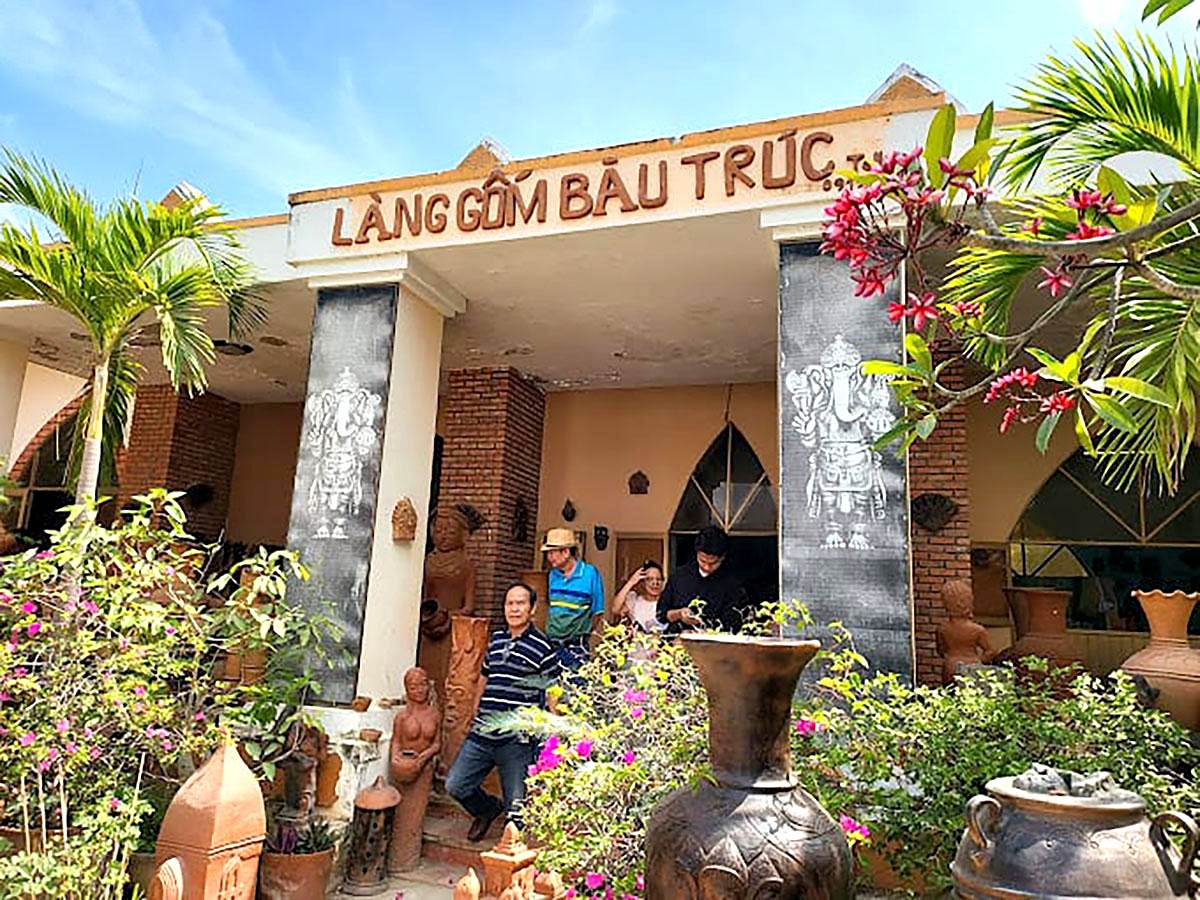 Làng gốm truyền thống khu vực miền Trung: Phát triển bền vững làng nghề gốm gắn với du lịch Làng gốm truyền thống khu vực miền Trung: Phát triển bền vững làng nghề gốm gắn với du lịch