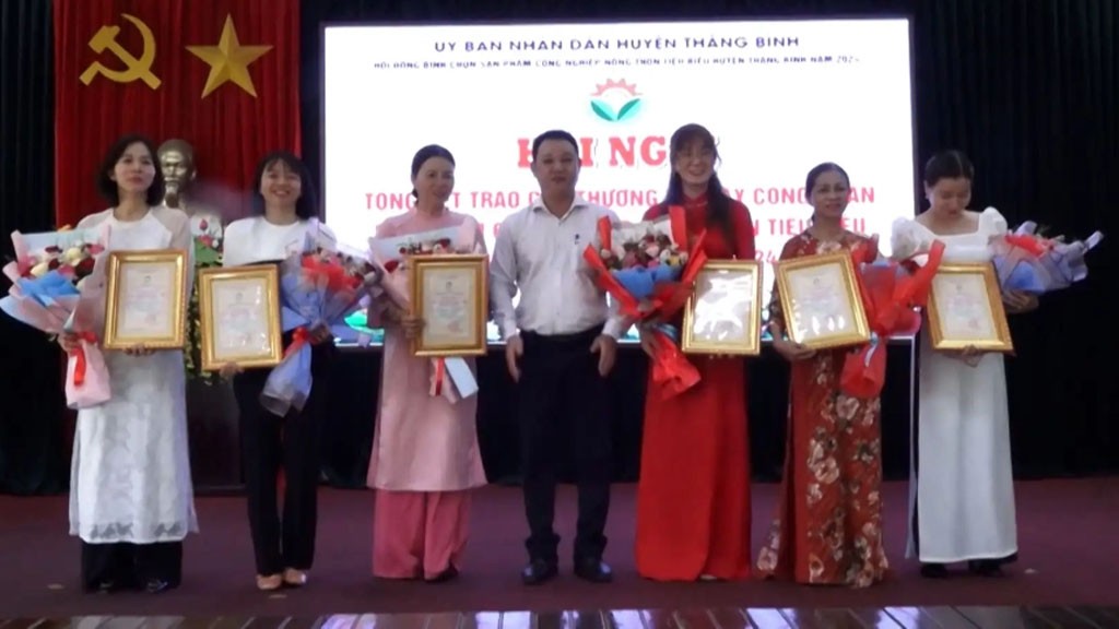 UBND huyện Thăng Bình cấp giấy chứng nhận sản phẩm CNNT tiêu biểu năm 2024 