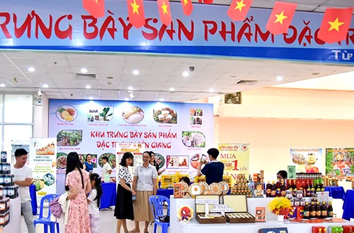 Người tiêu dùng chọn mua sản phẩm tại khu vực trưng bày.