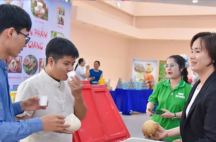 Trưng bày hơn 300 sản phẩm OCOP, công nghiệp nông thôn tiêu biểu