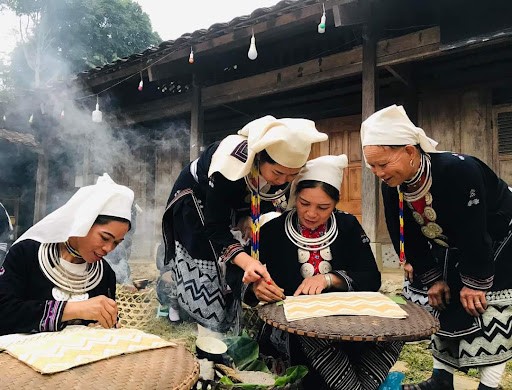 Phụ nữ Dao Tiền in hoa văn lên vải bằngsáp ong truyền thống