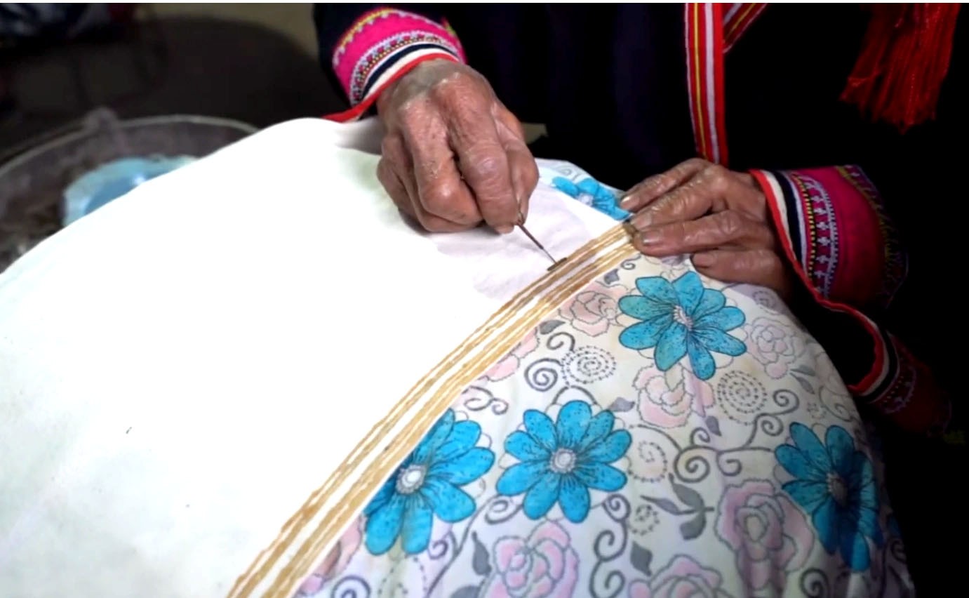 Nghề thêu thổ cẩm và in hoa văn bằng sáp ong của người Dao Tiền