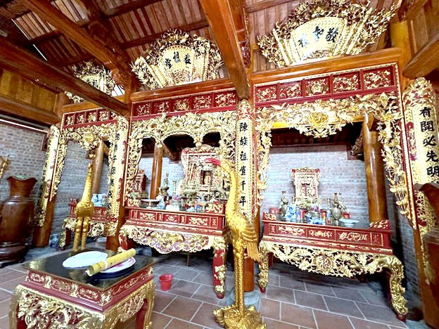 Hình ảnh một trong những nhà thờ được ông Minh làm sơn son thếp vàng.