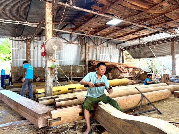 Một góc xưởng mộc Minh Mít, những người thợ đang miệt mài điêu khắc