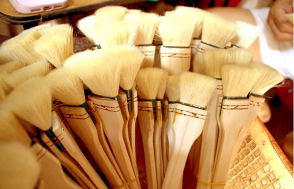 Cận cảnh những chiếc bút lông thủ công.