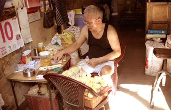 Ông Kim Dung, chủ nhân của cửa hiệu, là người kế thừa và duy trì nghề làm bút lông qua ba đời.