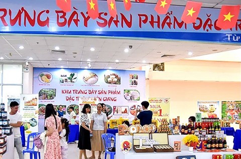 Trưng bày hơn 300 sản phẩm OCOP, công nghiệp nông thôn tiêu biểu