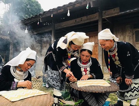 nghe theu tho cam va in hoa van bang sap ong cua nguoi dao tien