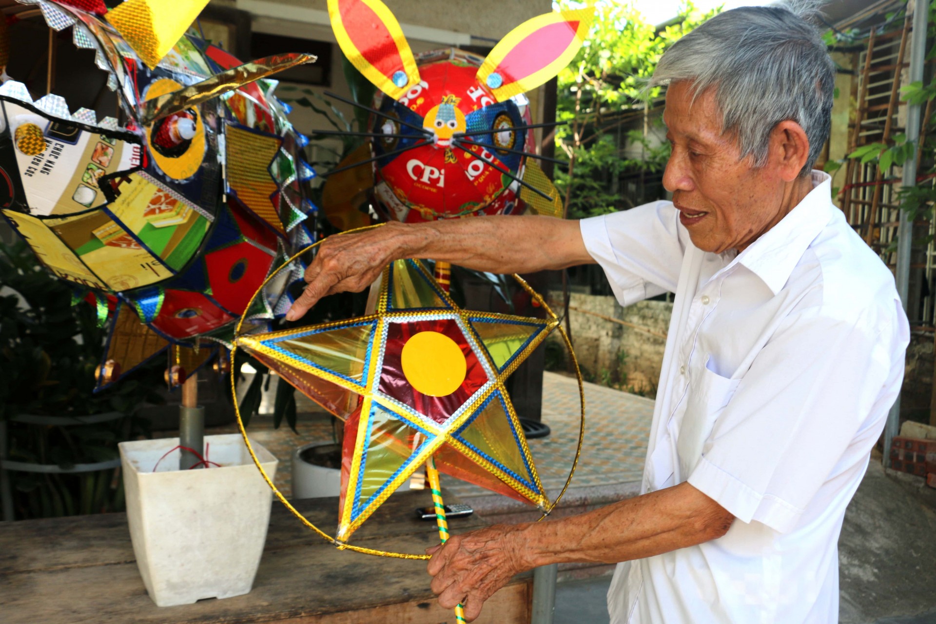 Cụ ông 75 tuổi tự tay làm hơn 100 chiếc đèn Trung thu truyền thống Cụ ông 75 tuổi tự tay làm hơn 100 chiếc đèn Trung thu truyền thống