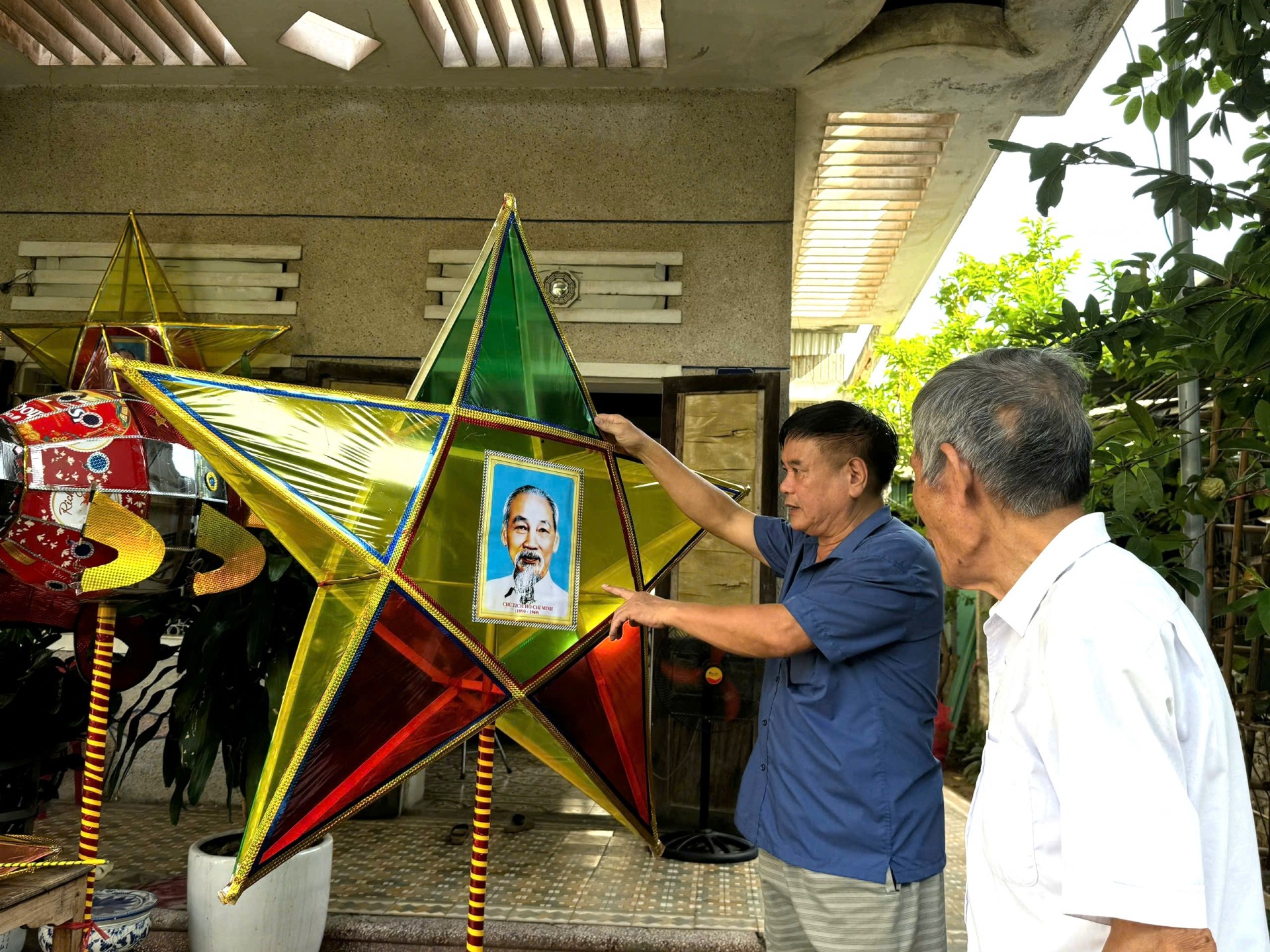 Cụ ông 75 tuổi tự tay làm hơn 100 chiếc đèn Trung thu truyền thống Cụ ông 75 tuổi tự tay làm hơn 100 chiếc đèn Trung thu truyền thống