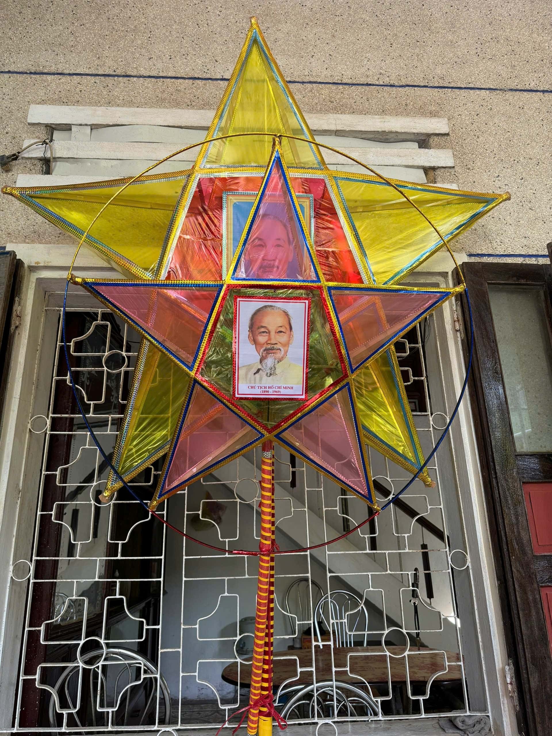 Cụ ông 75 tuổi tự tay làm hơn 100 chiếc đèn Trung thu truyền thống Cụ ông 75 tuổi tự tay làm hơn 100 chiếc đèn Trung thu truyền thống