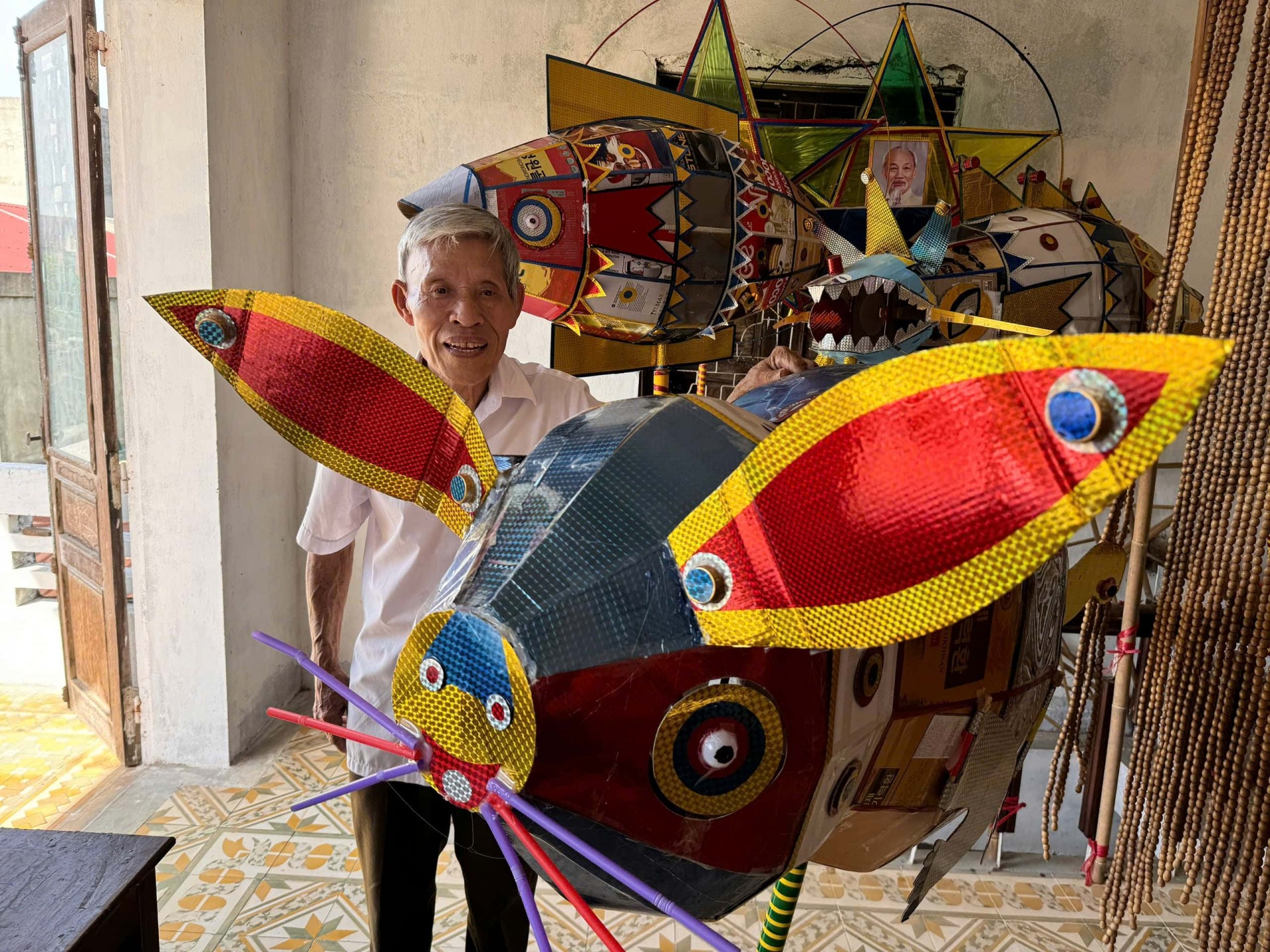 Cụ ông 75 tuổi tự tay làm hơn 100 chiếc đèn Trung thu truyền thống Cụ ông 75 tuổi tự tay làm hơn 100 chiếc đèn Trung thu truyền thống