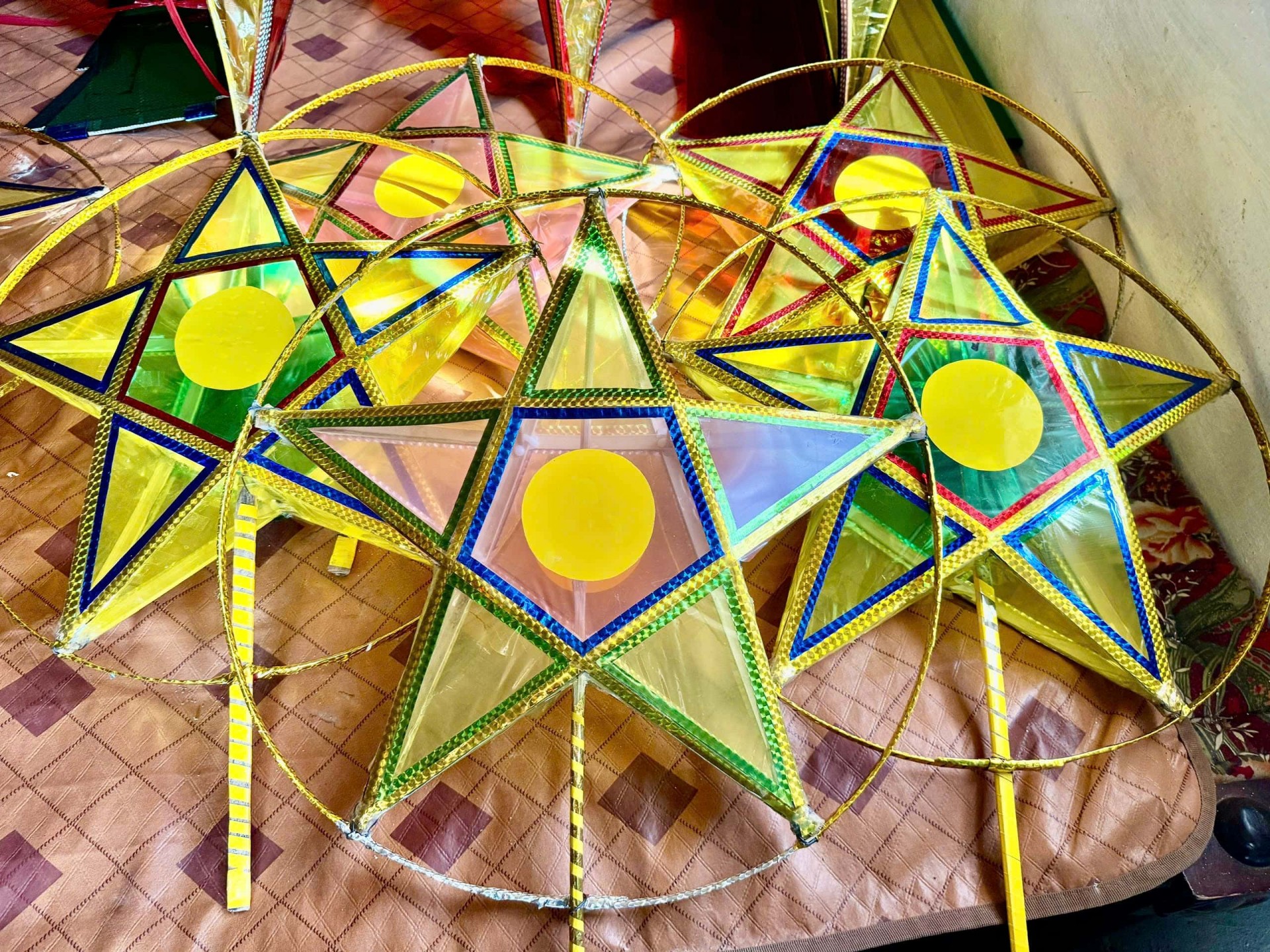 Cụ ông 75 tuổi tự tay làm hơn 100 chiếc đèn Trung thu truyền thống Cụ ông 75 tuổi tự tay làm hơn 100 chiếc đèn Trung thu truyền thống