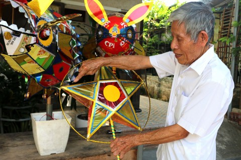 Cụ ông 75 tuổi tự tay làm hơn 100 chiếc đèn Trung thu truyền thống