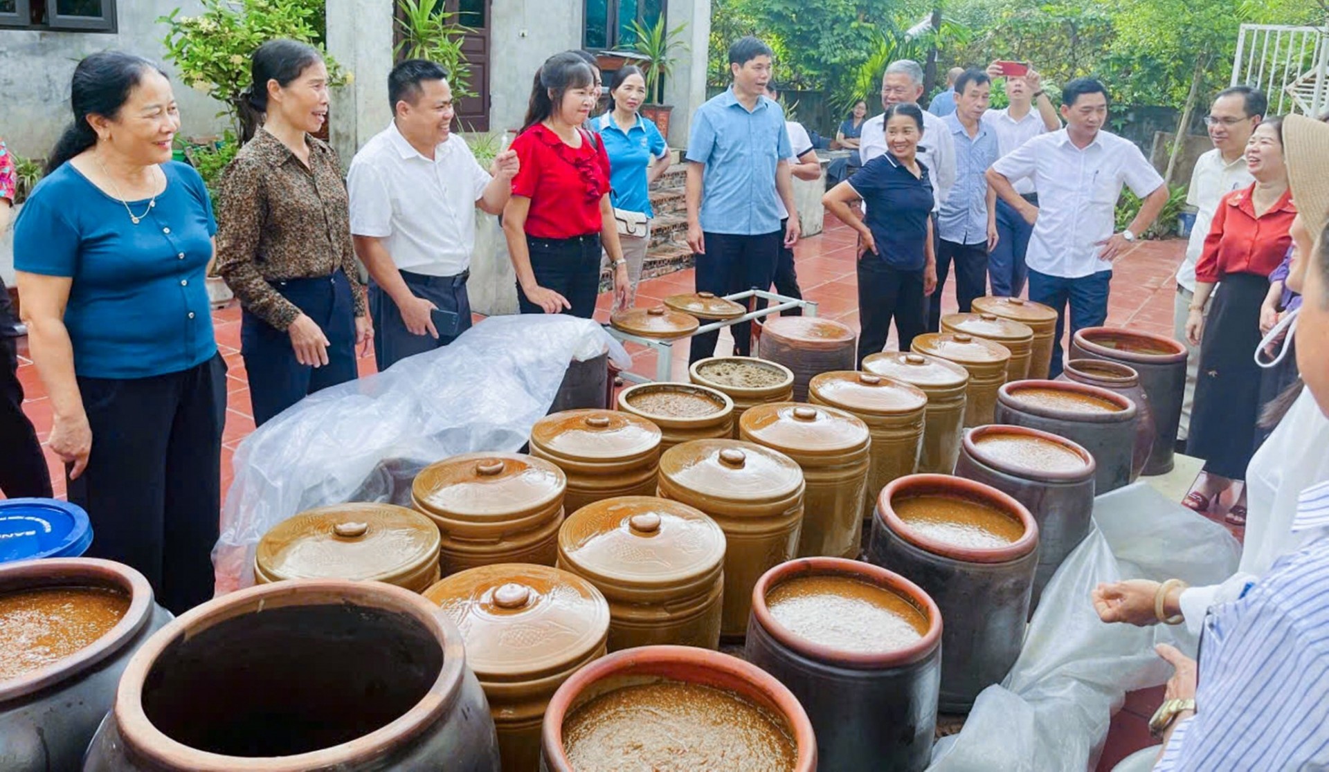 Tương nếp làng Tân Đức là món ăn truyền thống của người dân nơi đây được nhiều người yêu thích. Tương nếp làng Tân Đức là món ăn truyền thống của người dân nơi đây được nhiều người yêu thích.