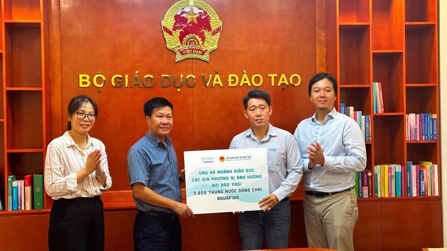 Suntory PepsiCo Việt Nam phối hợp cùng Bộ Giáo dục & Đào tạo trao tặng 3.800 thùng nước tinh khiết Aquafina hỗ trợ ngành giáo dục tại các địa phương chịu ảnh hưởng bởi bão Yagi, góp phần đảm bảo sức khỏe và điều kiện sinh hoạt cho học sinh và giáo viên. Suntory PepsiCo Việt Nam phối hợp cùng Bộ Giáo dục & Đào tạo trao tặng 3.800 thùng nước tinh khiết Aquafina hỗ trợ ngành giáo dục tại các địa phương chịu ảnh hưởng bởi bão Yagi, góp phần đảm bảo sức khỏe và điều kiện sinh hoạt cho học sinh và giáo viên.