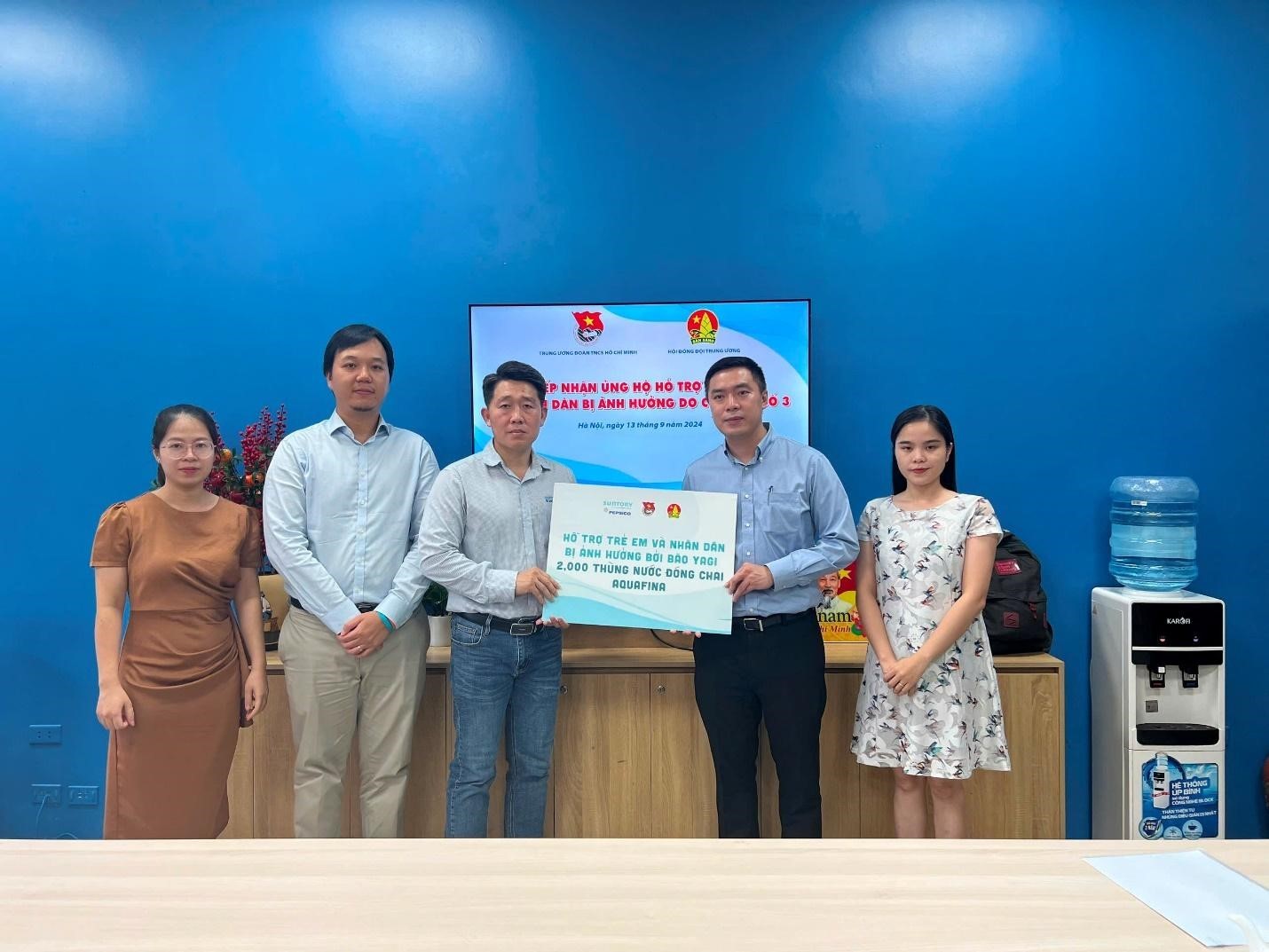 Suntory PepsiCo Việt Nam trao tặng 2.000 thùng nước tinh khiết Aquafina hỗ trợ trẻ em và người dân chịu ảnh hưởng bởi bão Yagi thông qua Hội đồng Đội Trung ương Suntory PepsiCo Việt Nam trao tặng 2.000 thùng nước tinh khiết Aquafina hỗ trợ trẻ em và người dân chịu ảnh hưởng bởi bão Yagi thông qua Hội đồng Đội Trung ương