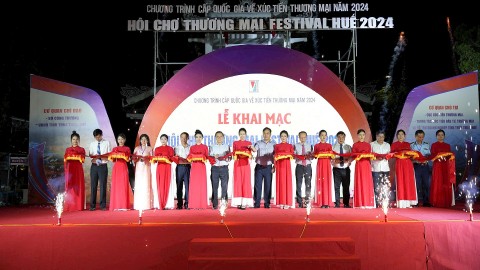Nhiều sản phẩm vùng miền đặc trưng tại Hội chợ thương mại Festival Huế năm 2024