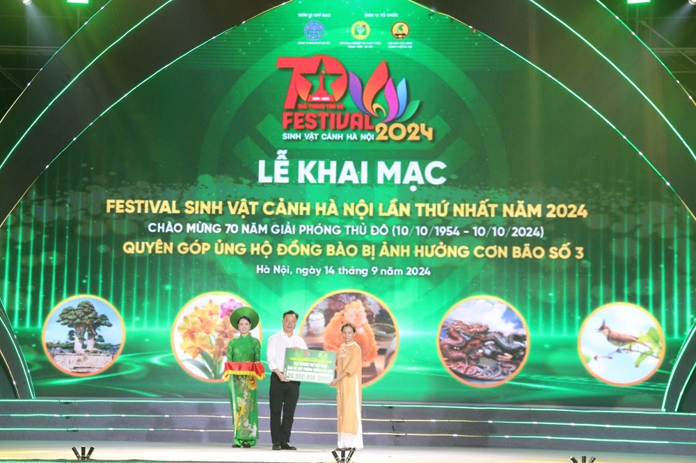 Đại diện các chủ nhà vườn, nghệ nhân trao tiền ủng hộ cho lãnh đạo MTTQ Hà Nội. Đại diện các chủ nhà vườn, nghệ nhân trao tiền ủng hộ cho lãnh đạo MTTQ Hà Nội.