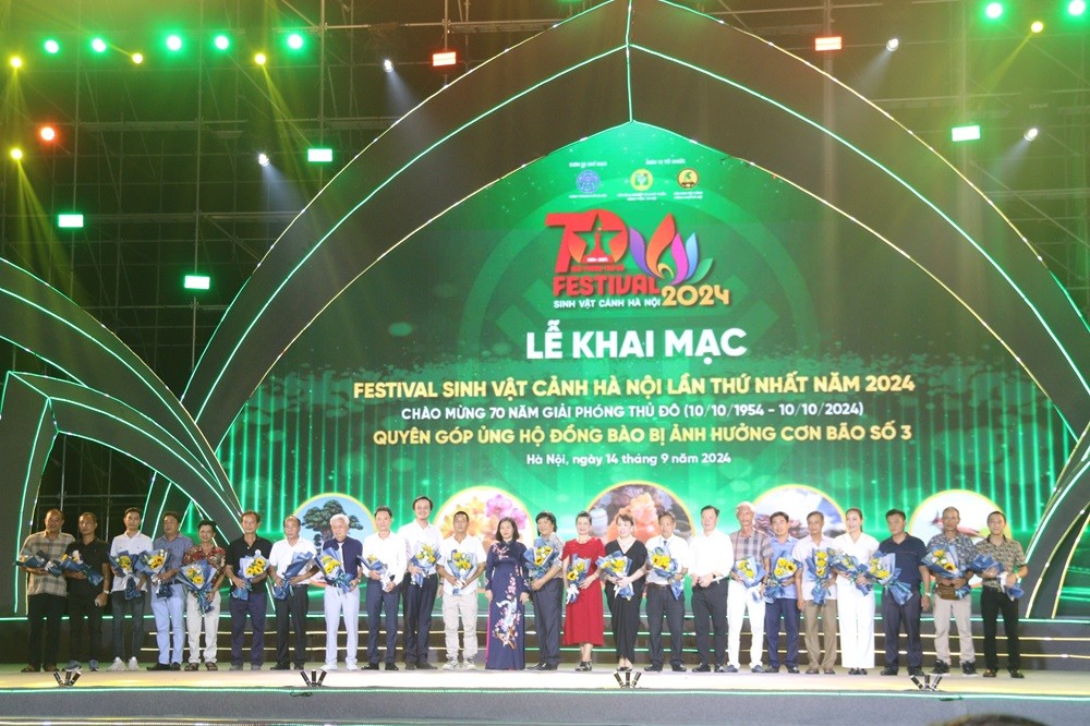 Lãnh đạo TP Hà Nội tặng hoa cho đại diện các chủ nhà vườn, nghệ nhân ủng hộ đồng bào bị ảnh hưởng bão số 3. Lãnh đạo TP Hà Nội tặng hoa cho đại diện các chủ nhà vườn, nghệ nhân ủng hộ đồng bào bị ảnh hưởng bão số 3.