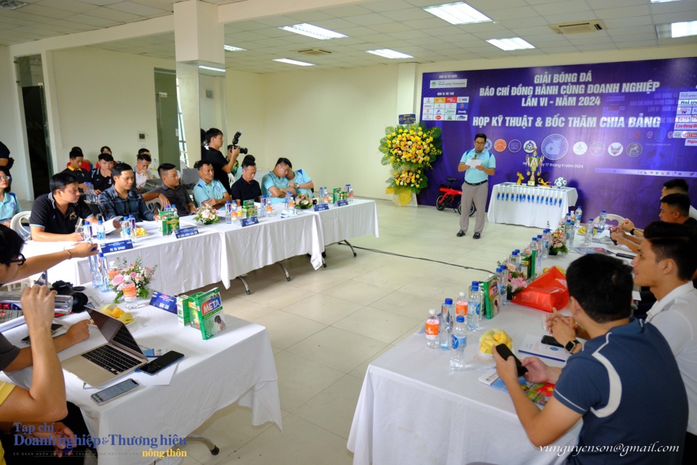 Toàn cảnh buổi Họp kỹ thuật và bốc thăm chia bảng giải bóng đá “Báo chí đồng hành cùng doanh nghiệp” lần VI – năm 2024.
