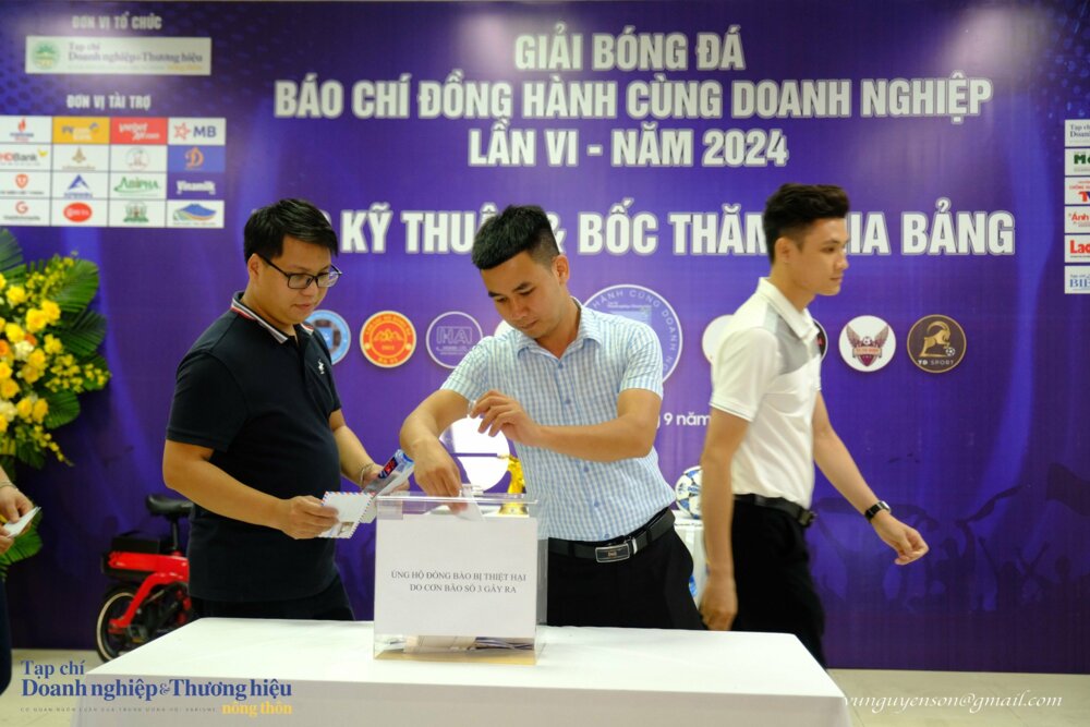 CBNV, phóng viên Tạp chí Doanh nghiệp và Thương hiệu, các vận động viên, nhà tài trợ, phóng viên, đại diện các cơ quan thông tấn báo đài cùng tham gia chương trình ủng hộ đồng bào bị ảnh hưởng bởi bão số 3.