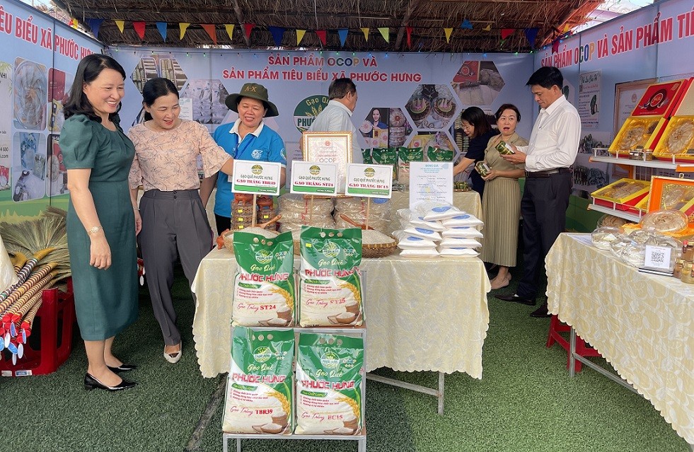 Khoác áo mới có sản phẩm công nghiệp nông thôn tiêu biểu tỉnh Bình Định Khoác áo mới có sản phẩm công nghiệp nông thôn tiêu biểu tỉnh Bình Định