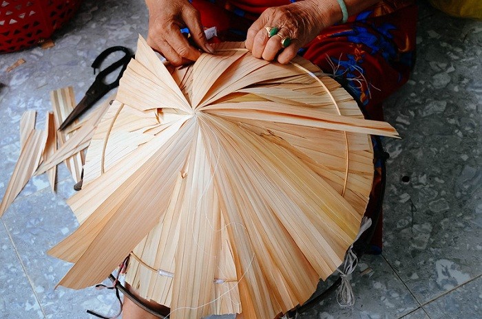 Nghề chằm nón lá
