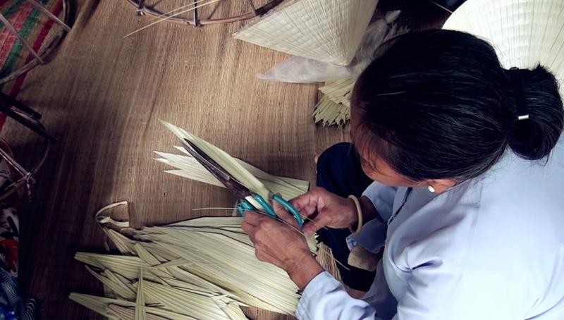 Nghề chằm nón lá