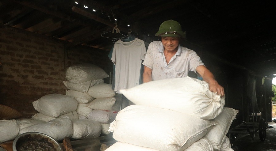 Ông Nguyễn Văn Hồng, thôn Thủ Dương khẩn trương di chuyển tài sản đến nơi an toàn Ông Nguyễn Văn Hồng, thôn Thủ Dương khẩn trương di chuyển tài sản đến nơi an toàn