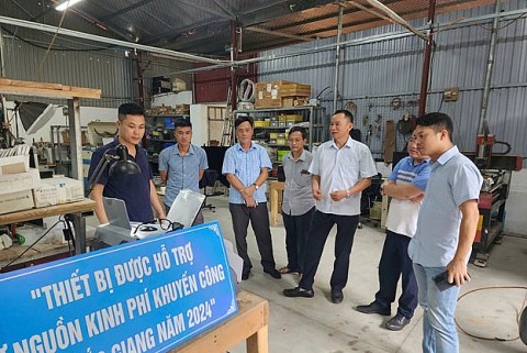 Khuyến công Bắc Giang: Nghiệm thu Đề án sản xuất gọng kính thủ công mỹ nghệ