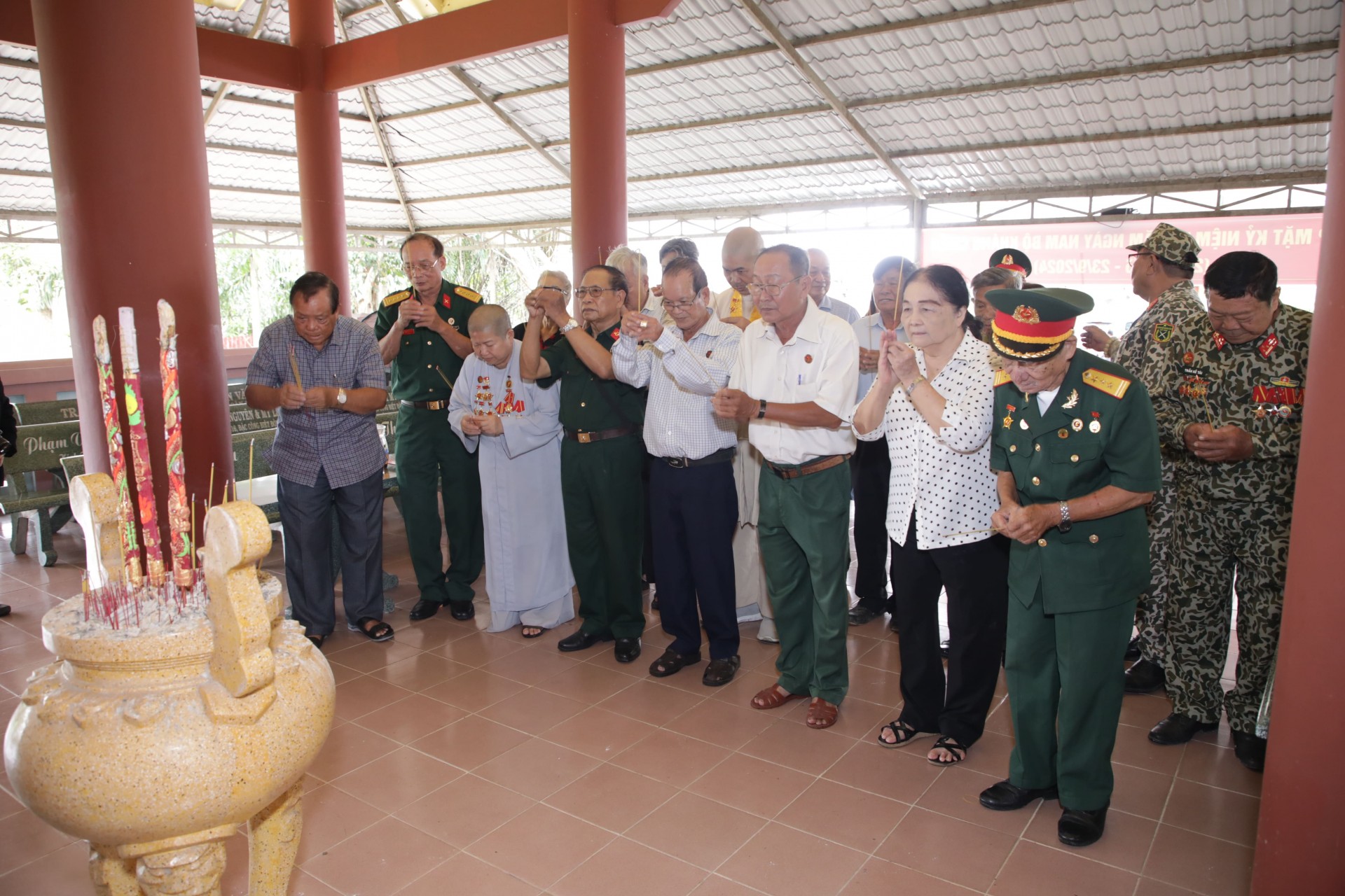 Các đại biểu, khách mời thắp nhang tưởng niệm các bậc “Hào kiệt kiên trung Đền Gia Định”