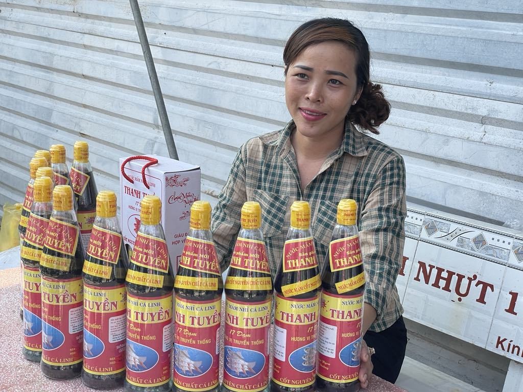 Đậm đà hương vị nước mắm nhỉ cá linh Thanh Tuyền Đậm đà hương vị nước mắm nhỉ cá linh Thanh Tuyền