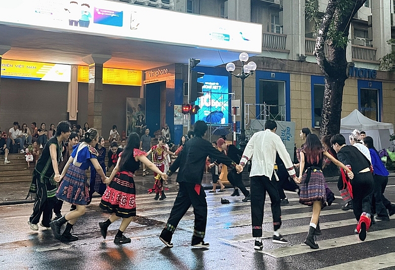 Festival Thu Hà Nội 2024 thu hút hơn 50.000 lượt du khách, quyên góp 288 triệu đồng ủng hộ đồng bào bị lũ lụt Festival Thu Hà Nội 2024 thu hút hơn 50.000 lượt du khách, quyên góp 288 triệu đồng ủng hộ đồng bào bị lũ lụt