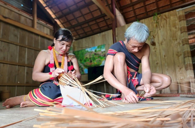 Đồng bào DTTS phát huy làng nghề truyền thống kết hợp làm du lịch. Đồng bào DTTS phát huy làng nghề truyền thống kết hợp làm du lịch.
