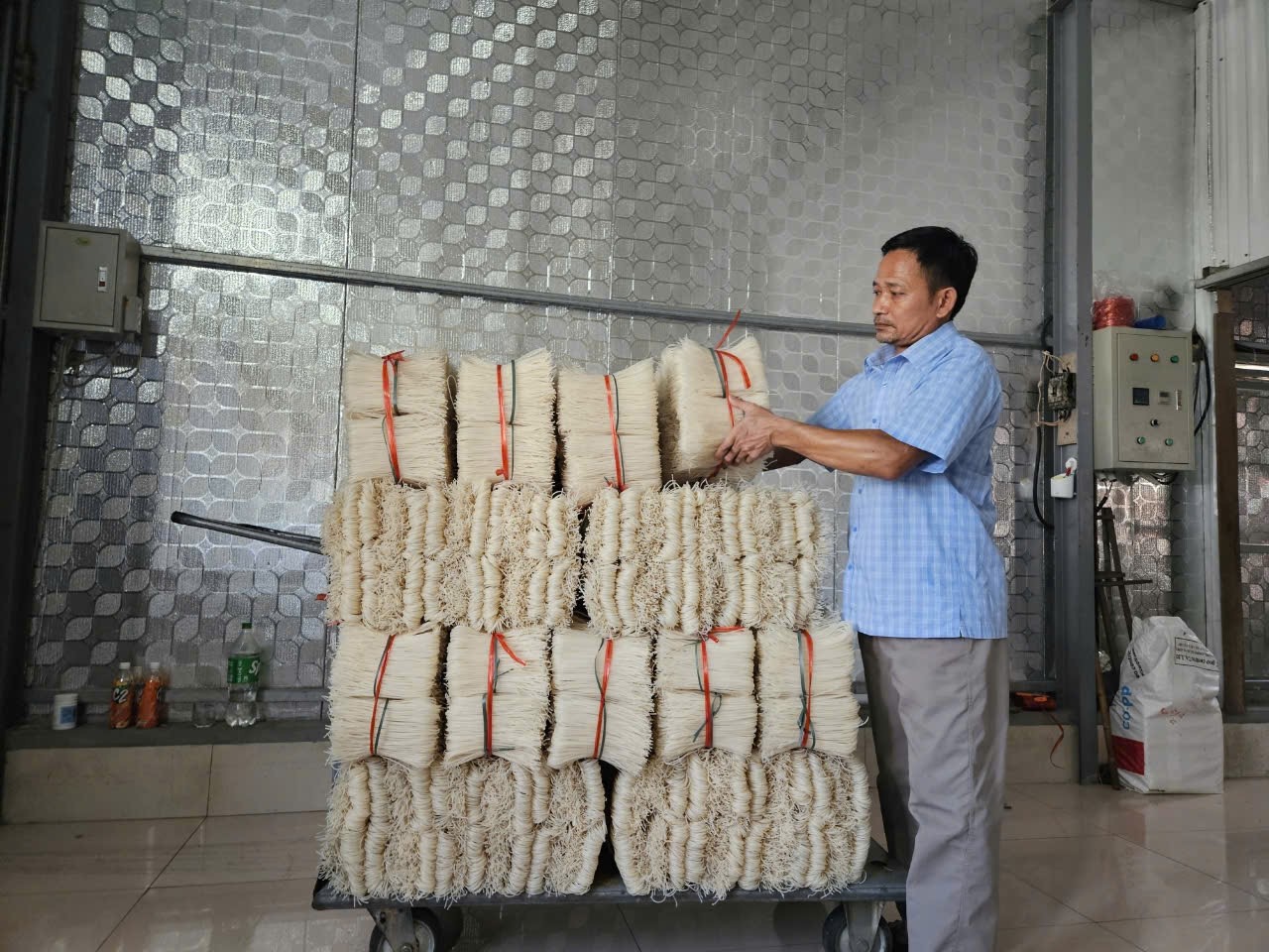ơ sở sản xuất, kinh doanh bún phở khô Danh Chí (xã Minh Khai, huyện Hoài Đức) sản xuất gần 1 tấn sản phẩm/ngày. Ảnh: Đỗ Quyên ơ sở sản xuất, kinh doanh bún phở khô Danh Chí (xã Minh Khai, huyện Hoài Đức) sản xuất gần 1 tấn sản phẩm/ngày. Ảnh: Đỗ Quyên