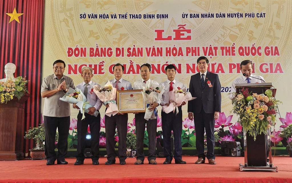 Đón Bằng di sản văn hóa phi vật thể quốc gia “Nghề chằm nón ngựa Phú Gia”