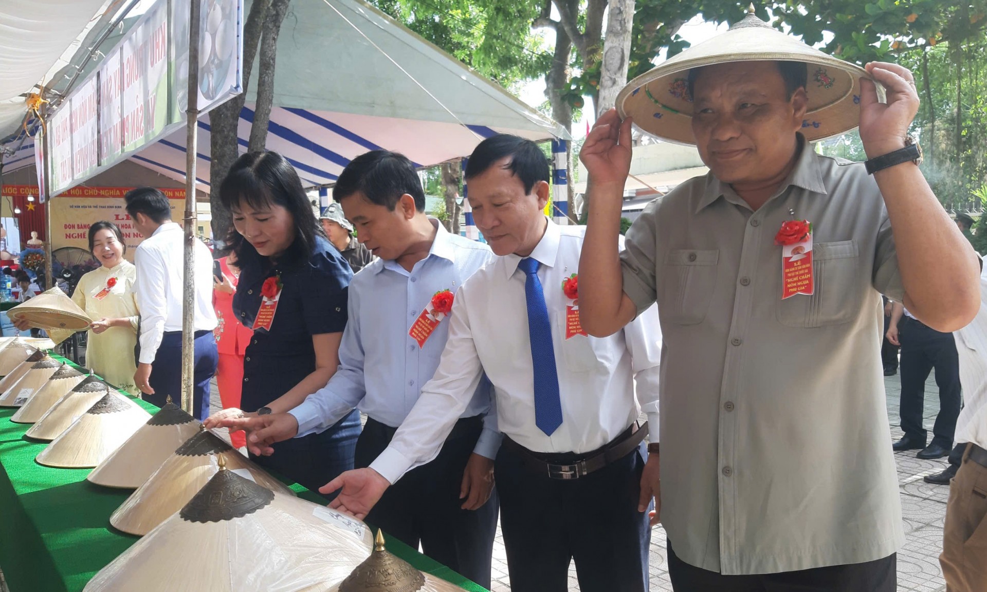 Đón Bằng di sản văn hóa phi vật thể quốc gia “Nghề chằm nón ngựa Phú Gia”