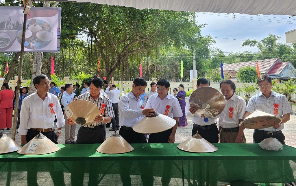 Đón Bằng di sản văn hóa phi vật thể quốc gia “Nghề chằm nón ngựa Phú Gia”