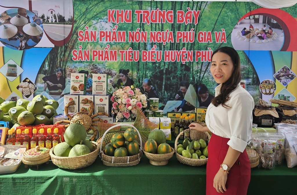 Đón Bằng di sản văn hóa phi vật thể quốc gia “Nghề chằm nón ngựa Phú Gia”