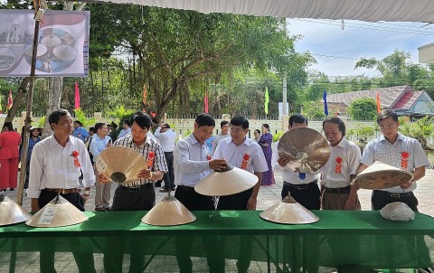 Đón Bằng di sản văn hóa phi vật thể quốc gia “Nghề chằm nón ngựa Phú Gia”