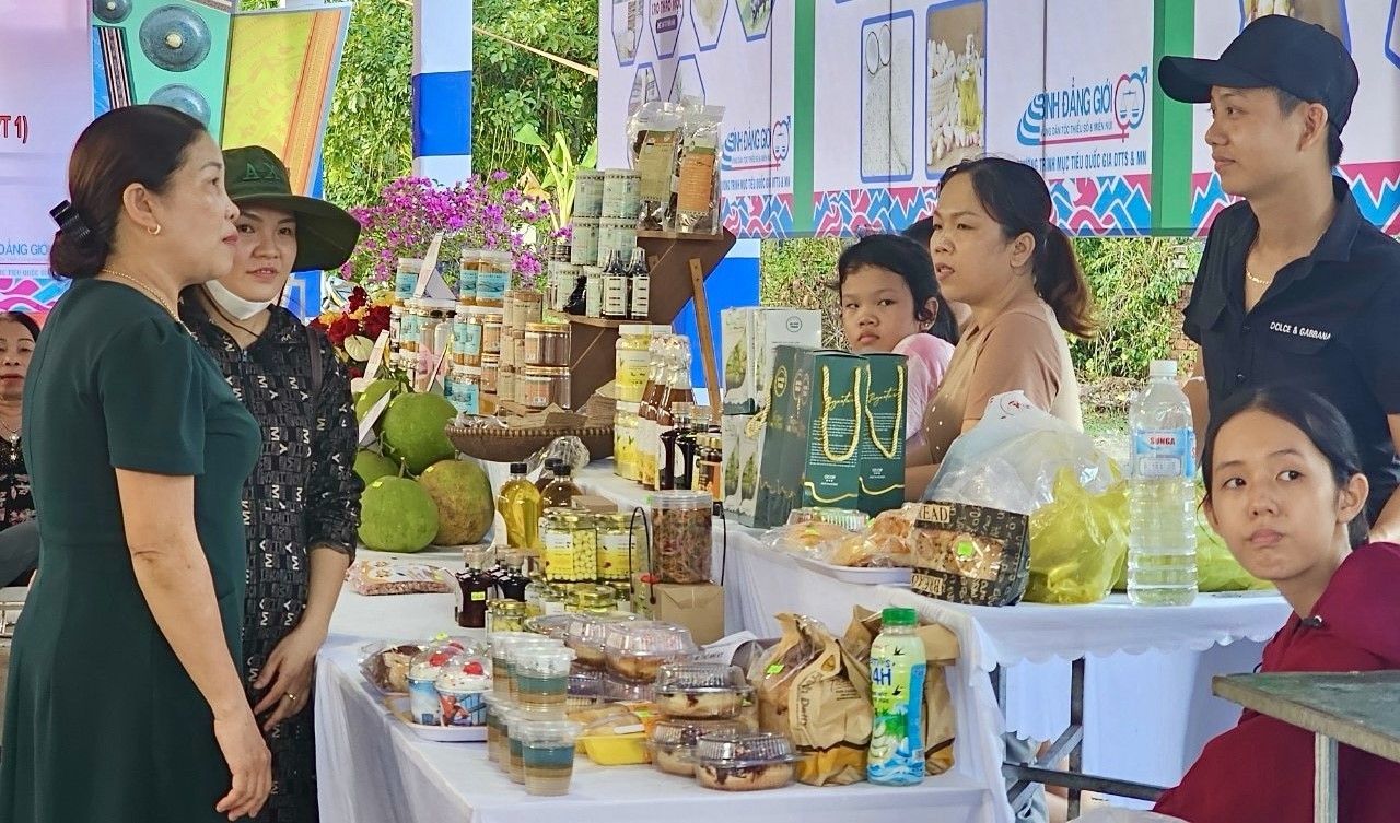 Bình Định: Đưa hàng Việt về với phiên chợ miền núi Bình Định: Đưa hàng Việt về với phiên chợ miền núi